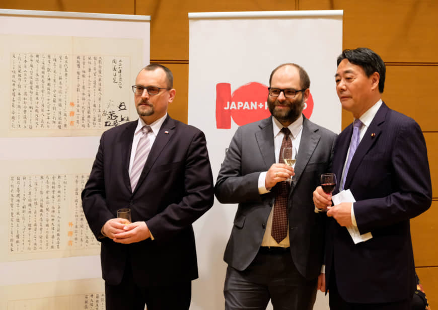 Polish Ambassador Jacek Izydorczyk (left) poses with Vice-Minister of Culture and National Heritage Pawel Lewandowski (center) and Vice-Chairman of the Japan-Poland Parliamentary Friendship Association Banri Kaieda at a press conference. | COURTESY OF THE POLISH EMBASSY