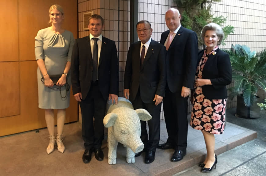 Danish Ambassador Freddy Svane (second from right) and his wife, Lise Svane (right), pose with (from left) Danish Agriculture & Food Council CEO Anne Arhnung, Danish Meat Council Chairman Asger Krogsgaard and  Consumer Affairs and Food Safety Minister Mitsuhiro Miyakoshi during a reception to celebrate the EU-Japan EPA and unveiling of a new 400-kilogram pig sculpture at the Danish Embassy in Tokyo on May 23. | COURTESY OF THE DANISH EMBASSY