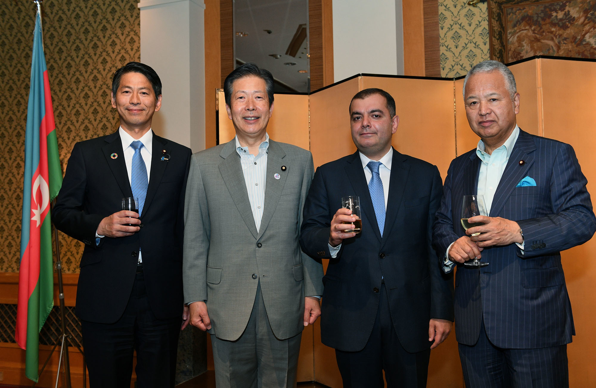 Farid Talibov (second from right), charge d' affaires ad interim for the Azerbaijan Embassy, poses with (from left) Parliamentary Vice-Minister for Foreign Affairs Kenji Yamada, Komeito chief Natsuo Yamaguchi and Chairman of the Japan-Azerbaijan Parliamentary Friendship Association Akira Amari during a reception to celebrate Azerbaijan's national day and the 100th anniversary of Azerbaijan's diplomatic service at Okura Hotel Tokyo on May 24. |  YOSHIAKI MIURA