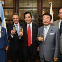 Argentinian Ambassador Alan Beraud (second from left) joins (from left) State Minister for Internal Affairs and Communications and Director-General of the Japan-Argentina Parliamentary Friendship League Yukari Sato; Diet member and President of the Japan-Argentina Parliamentary Friendship League Kozo Yamamoto; Councilor and Sub Secretary-General of the Japan-Argentina Parliamentary Friendship League Shigeharu Aoyama; and Director-General of the Foreign Ministry\'s Latin American and Caribbean Affairs Bureau Takahiro Nakamae during a reception to celebrate Argentina\'s national day at the ambassador\'s official residence on May 27. | YOSHIAKI MIURA