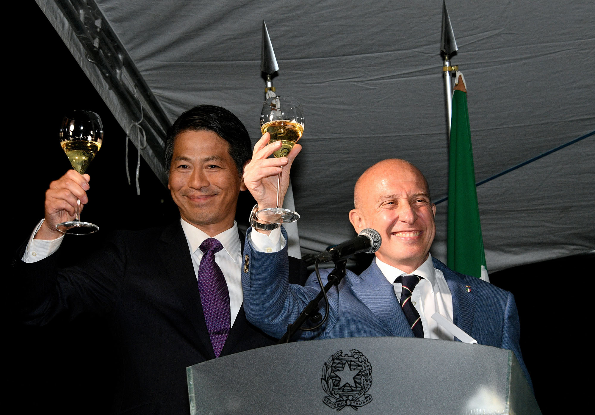 Italian Ambassador Giorgio Starace (right) gives a toast with Parliamentary Vice-Minister for Foreign Affairs Kenji Yamada during a reception to celebrate Italy's national day at the ambassador's residence on May 30. |   YOSHIAKI MIURA
