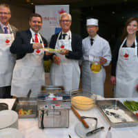 Canadian Minister of International Trade Diversification Jim Carr (center) poses with (from left) Canadian Ambassador Ian Burney,  Saskatchewan Minister of Trade and Export Development and Minister of Immigration and Career Training Jeremy Harrison, tempura master Toshio Sawabe and Alberta Minister of Economic Development, Trade and Tourism Tanya Fir during a tempura demonstration using canola oil from Canadian seeds at an event to promote Canadian food at the Canadian Embassy on June 6. | YOSHIAKI MIURA
