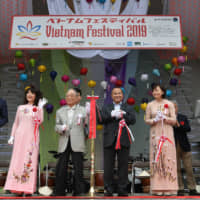The two co-chairmen on the Vietnam Festival 2019 executive committee, Vietnamese Ambassador Vu Hong Nam (third from right) and Former State Minister and founder of Vietnam Festival Iwao Matsuda (third from left), pose with (from left) Parliamentary Vice-Minister for Foreign Affairs Norikazu Suzuki;  Satsuki Katayama, minister for regional revitalization and women\'s empowerment; Prime Minister Shinzo Abe\'s wife, Akie; and Komeito leader Natsuo Yamaguchi during the ribbon-cutting ceremony for Vietnam Festival 2019 at Yoyogi Park on June 8. | YOSHIAKI MIURA