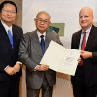 On June 7, during a reception at Hillside Banquet, Tokyo to celebrate Portugal\'s national day, the Portuguese Embasy awarded the Kyoto University of Foreign Studies\' (KUFS) Department of Brazilian and Portuguese Studies with the third Joana Abranches Pinto Award. Portuguese Ambassador Francisco Xavier Esteves (right) poses with Yoshikazu Morita, chancellor and chair of the KUFS board of governors (center) and Seishiro Eto, chairman of the Japan-Portugal Parliamentary Friendship League. The award is funded by donations from former Vice-Consul Joana Abranches and is conferred to persons or groups who contribute to strengthening relations between the two countries, particularly in terms of culture. | YOSHIAKI MIURA