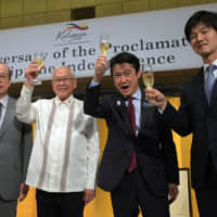 Philippine Ambassador Jose C. Laurel V (second from left) gives a toast with (from far left) former Prime Minister Yasuo Fukuda, Justice Minister Takashi Yamashita and Parliamentary Vice-Minister for Foreign Affairs Norikazu Suzuki during a reception to celebrate the 121st anniversary of Philippine independence at the Imperial Hotel, Tokyo on June 19. | YOSHIAKI MIURA
