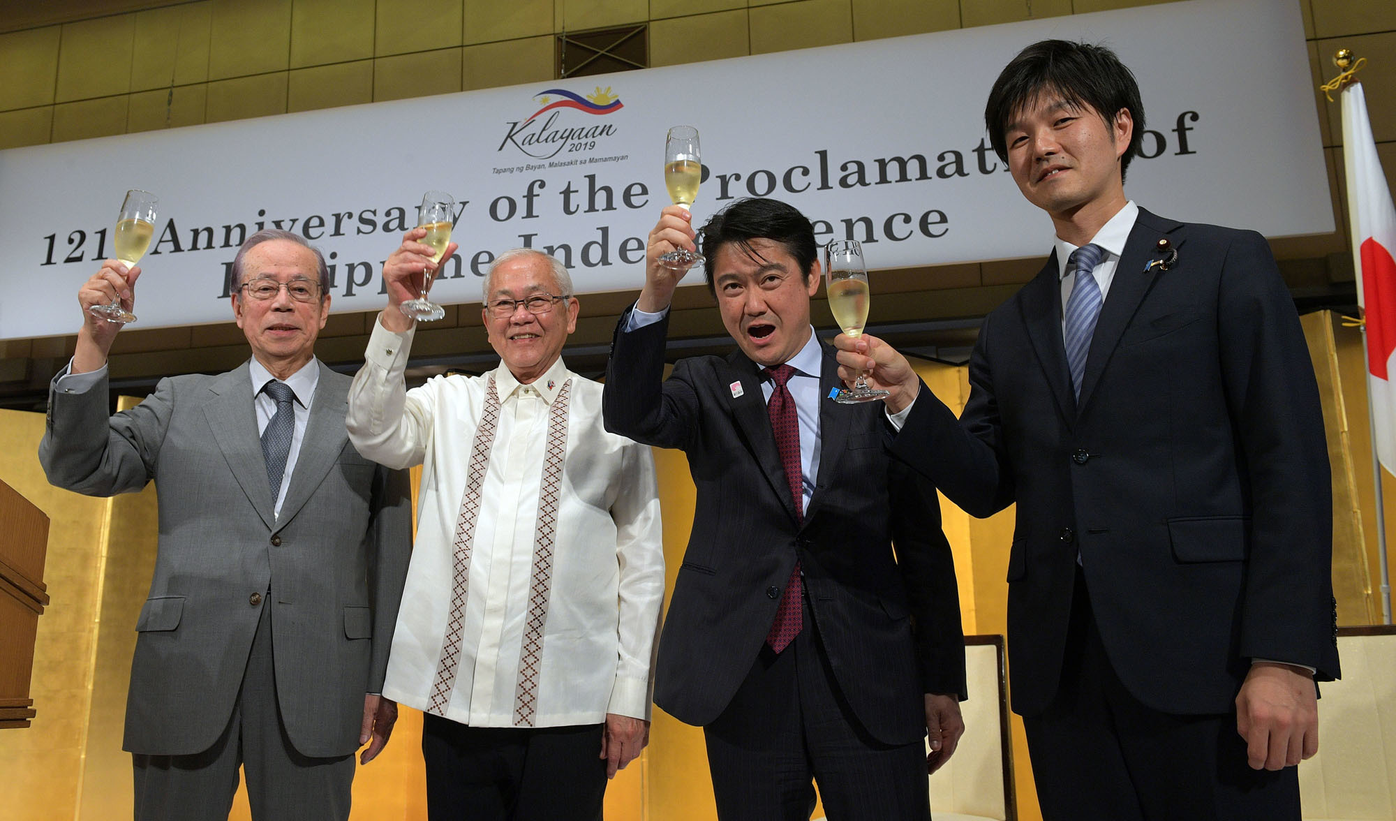 Philippine Ambassador Jose C. Laurel V (second from left) gives a toast with (from far left) former Prime Minister Yasuo Fukuda, Justice Minister Takashi Yamashita and Parliamentary Vice-Minister for Foreign Affairs Norikazu Suzuki during a reception to celebrate the 121st anniversary of Philippine independence at the Imperial Hotel, Tokyo on June 19. |  YOSHIAKI MIURA