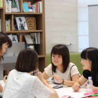 High school students speak with a Shiseido Co. employee as part of the workshop. | YOSHIAKI MIURA
