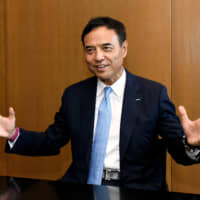 Takeshi Niinami, president and CEO of Suntory Holdings Ltd., talks about the company\'s strategy on PET bottles in an interview with The Japan Times in Tokyo on May 30. | YOSHIAKI MIURA