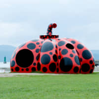 Islands of the Seto Inland Sea welcome visitors with an abundance of art, including the Setouchi Triennale. | \"RED PUMPKIN\" @ YAYOI KUSAMA, 2006 NAOSHIMA MIYANOURA PORT SQUARE PHOTO / DAISUKE AOCHI