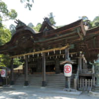 Kotohira-gu Shrine is located in Kotohira-cho. | \"RED PUMPKIN\" @ YAYOI KUSAMA, 2006 NAOSHIMA MIYANOURA PORT SQUARE PHOTO / DAISUKE AOCHI
