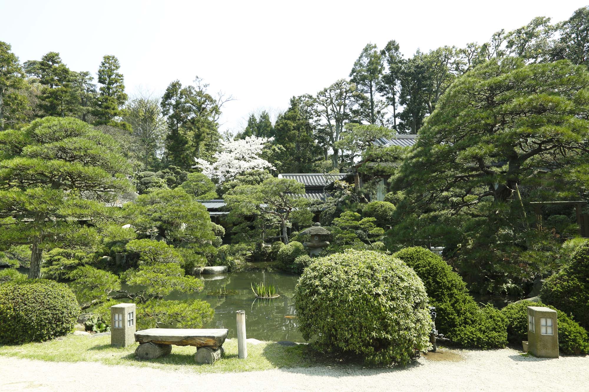 Chorakuen's 33,000-square-meter garden is frequently recognized in the U.S.-based Journal of Japanese Gardening.