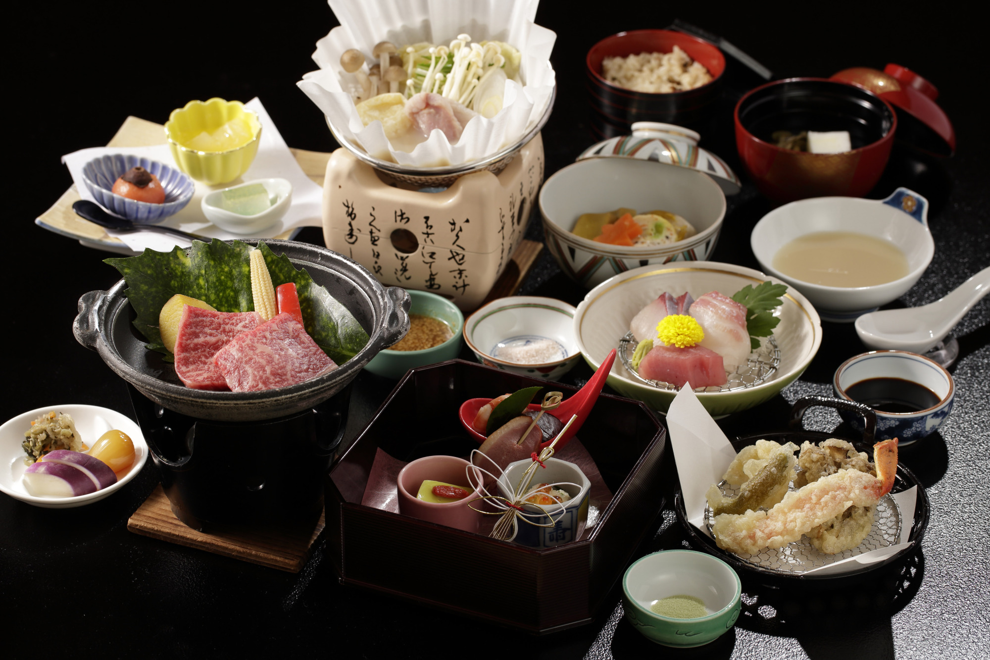Enjoy a sumptuous kaiseki (traditional multicourse cuisine) feast that incorporates seasonal ingredients from both the mountains and sea.