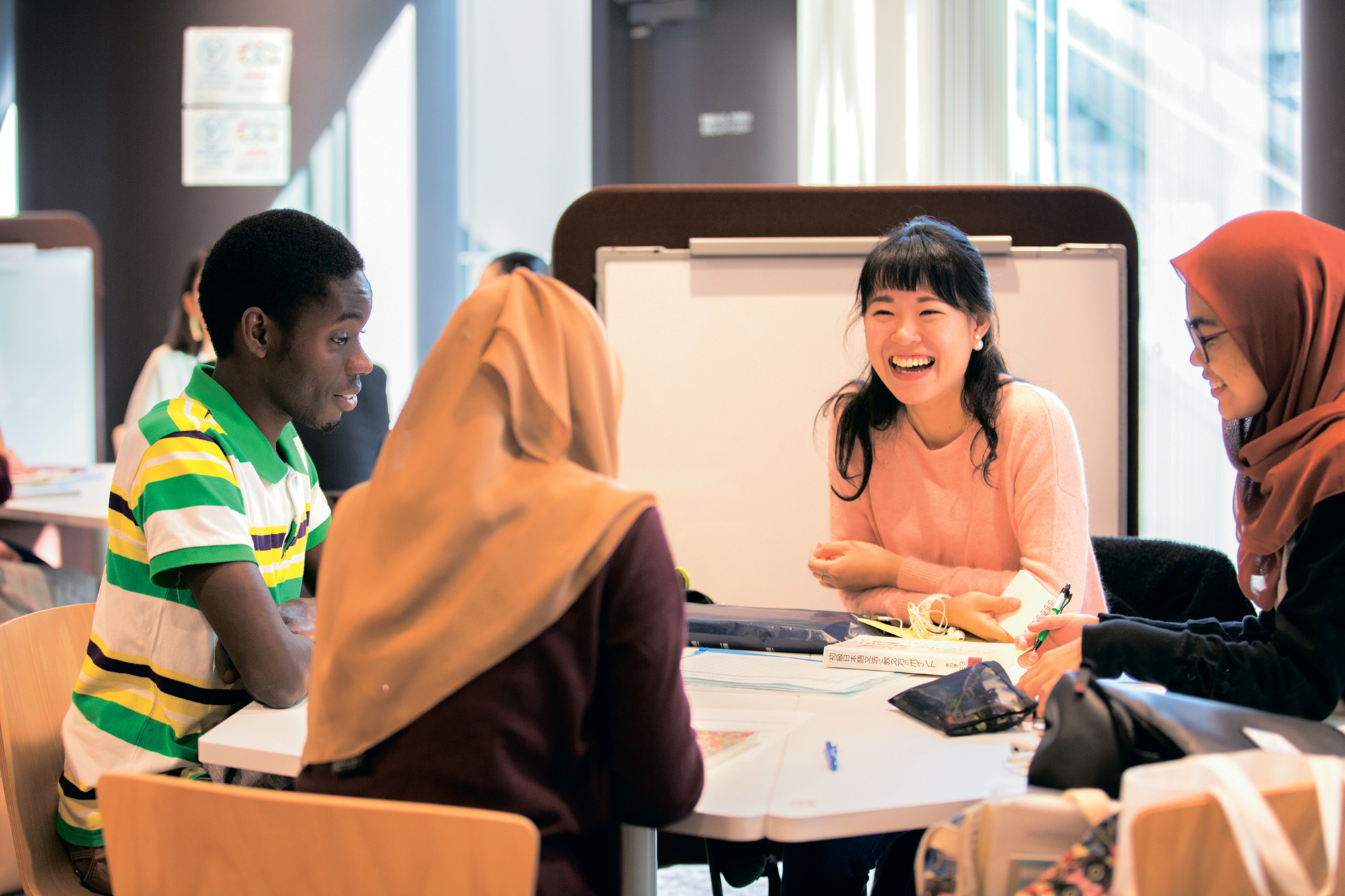 The Language Learning Commons is a space where students of different language and cultural backgrounds can gather. | SOPHIA UNIVERSITY