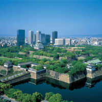 A bird\'s-eye view of the city of Osaka, with Osaka Castle in the background. | © OSAKA CONVENTION