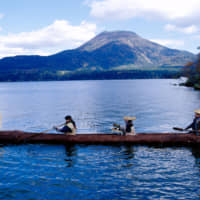 Marimo (moss balls) are brought back to Lake Akan during an annual Ainu ritual. | YOSHINOYAMA TOURIST ASSOCIATION