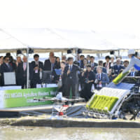 Representatives observe modern agricultural technology in Niigata. | REUTERS