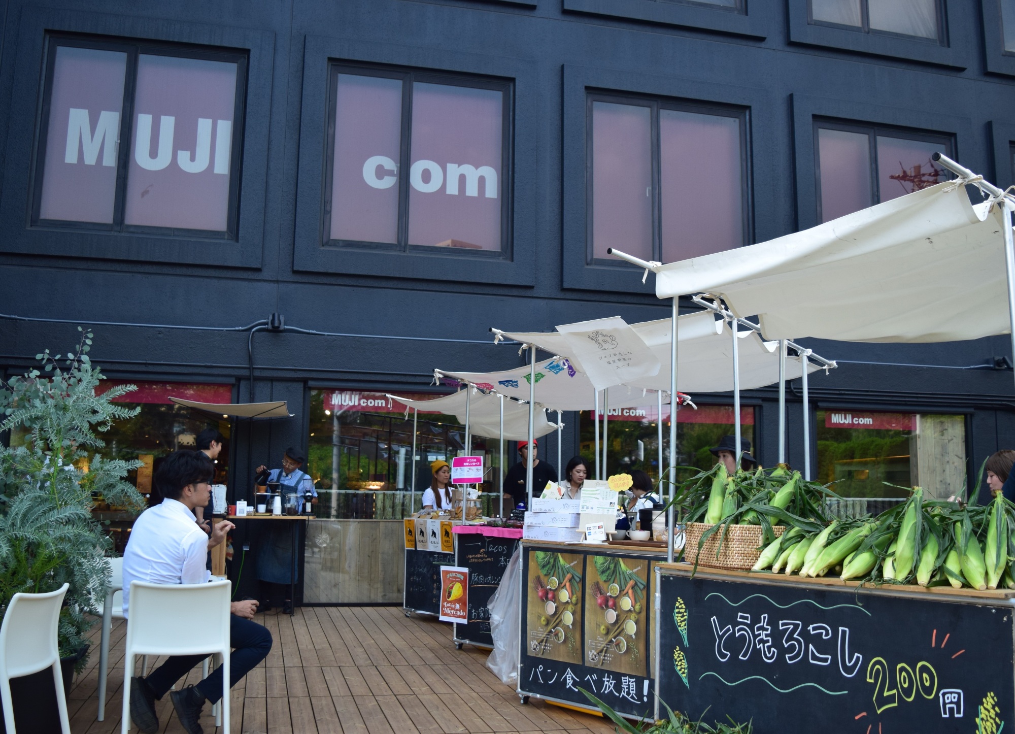 Fresh produce and food stalls outside the Muji store | MASUMI KOIZUMI