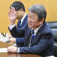 U.S. Trade Representative Robert Lighthizer and Japanese economic revitalization minister Toshimitsu Motegi hold talks in Tokyo on May 25. | POOL / VIA KYODO