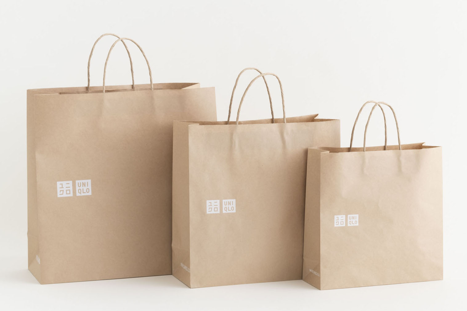 The paper shopping bags made from recycled paper and other eco-friendly materials that Uniqlo plans to introduce globally from September | FAST RETAILING CO. / VIA KYODO
