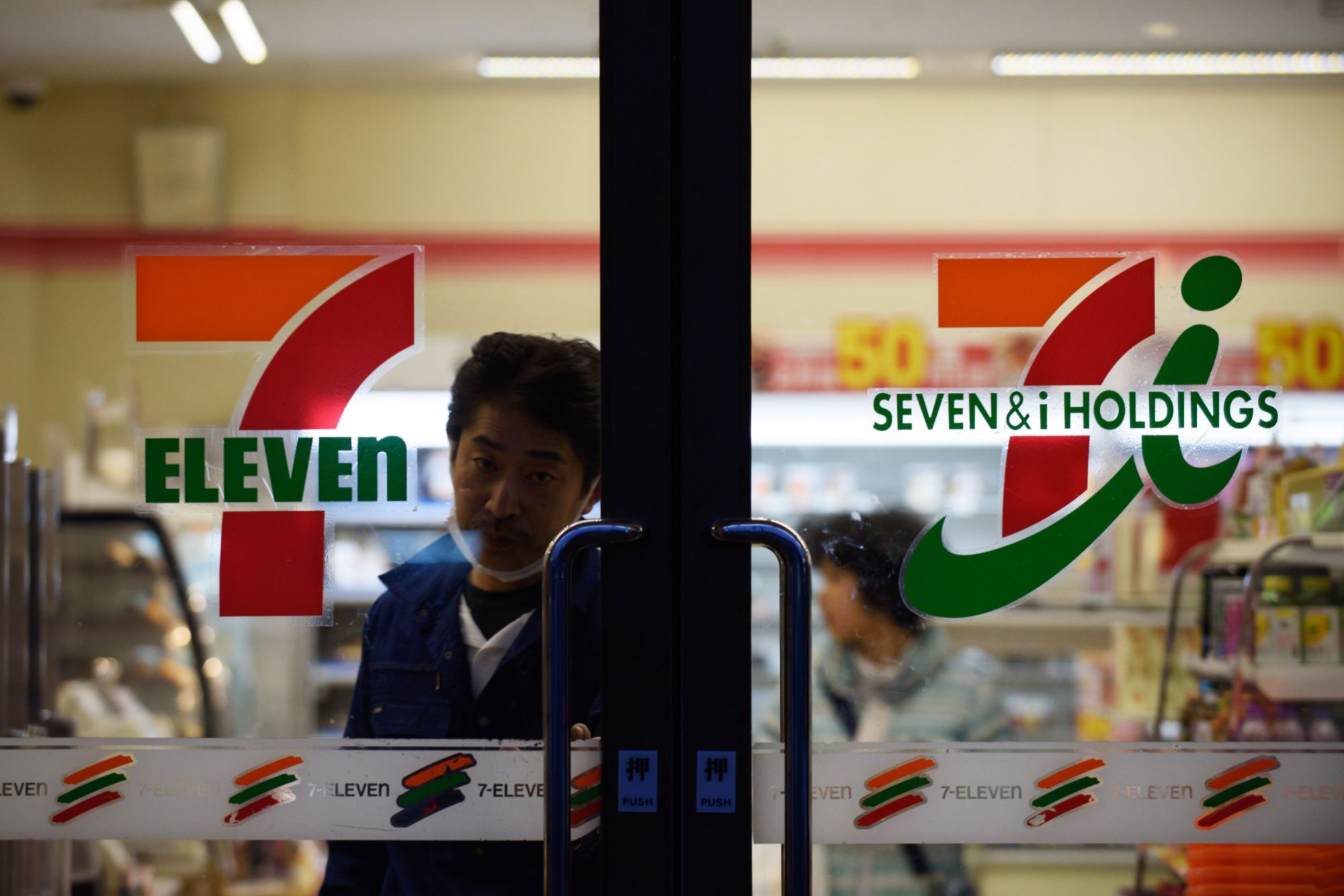 The government has told the operator of Seven-Eleven stores that its mobile payment service is not secure enough after customers of the convenience store chain were allegedly defrauded through unauthorized access. | BLOOMBERG