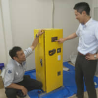 Fumikazu Tanaka (left), president of 3G Support in Anjo, Aichi Prefecture, and Naoyuki Hasegawa, co-founder of the firm, talk in front of a ticket machine the firm is currently developing. | CHUNICHI SHIMBUN