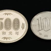 The first &#165;500 and &#165;100 coins featuring the new Reiwa imperial era at the Japan Mint in Osaka on Thursday | KYODO