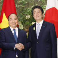 Prime Minister Shinzo Abe welcomes his Vietnamese counterpart, Nguyen Xuan Phuc, to the Prime Minister\'s Office in Tokyo on Monday. | KYODO