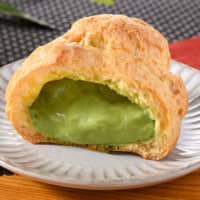 FamilyMart\'s matcha-flavored cream puff | JEREMY WILGUS