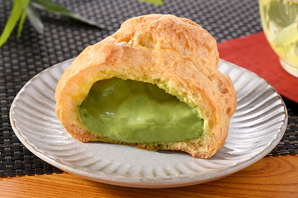 FamilyMart's matcha-flavored cream puff