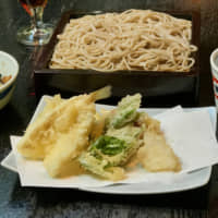 The specialties at Aoyama Kawakami-an: Soba and tempura, here featuring kisu (Japanese whiting) and seasonal vegetables. | ROBBIE SWINNERTON