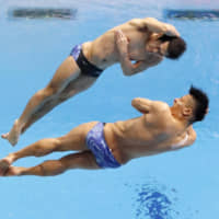 Synchronized divers Ken Terauchi (bottom) and Sho Sakai compete during the swimming world championships on Saturday in Gwangju, South Korea. | KYODO