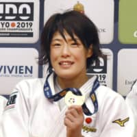 Masako Doi poses with her medal after winning the women\'s 63-kg final of the Budapest Grand Prix on Saturday in Budapest. | KYODO