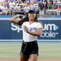 Tennis star Naomi Osaka throws the ceremonial first pitch before the Dodgers played the Angeles on Wednesday at Dodger Stadium. | KYODO