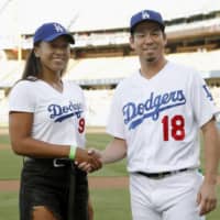 Naomi Osaka and Dodgers pitcher Kenta Maeda shake hands before Wednesday\'s game. | KYODO