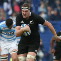 Brodie Retallick runs toward the tryline to score New Zealand\'s second try against Argentina on July 20 in Buenos Aires. | REUTERS