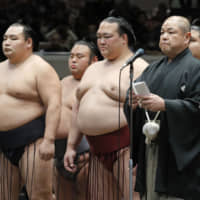 Japan Sumo Association chairman Hakkaku (right) addresses the crowd on the first day of this year\'s New Year Grand Sumo Tournament on Jan. 13 at Ryogoku Kokugikan. | KYODO