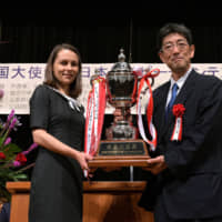 Maria Zurawska of Poland receives the Foreign Minister’s Prize from Hiroyuki Yamaya, director of the Cultural Affairs and Overseas Public Relations Division and ministerial secretariat of the Foreign Ministry, at the 22nd annual Japanese Speech Contest for Foreign Embassy Officials in Tokyo. | YOSHIAKI MIURA