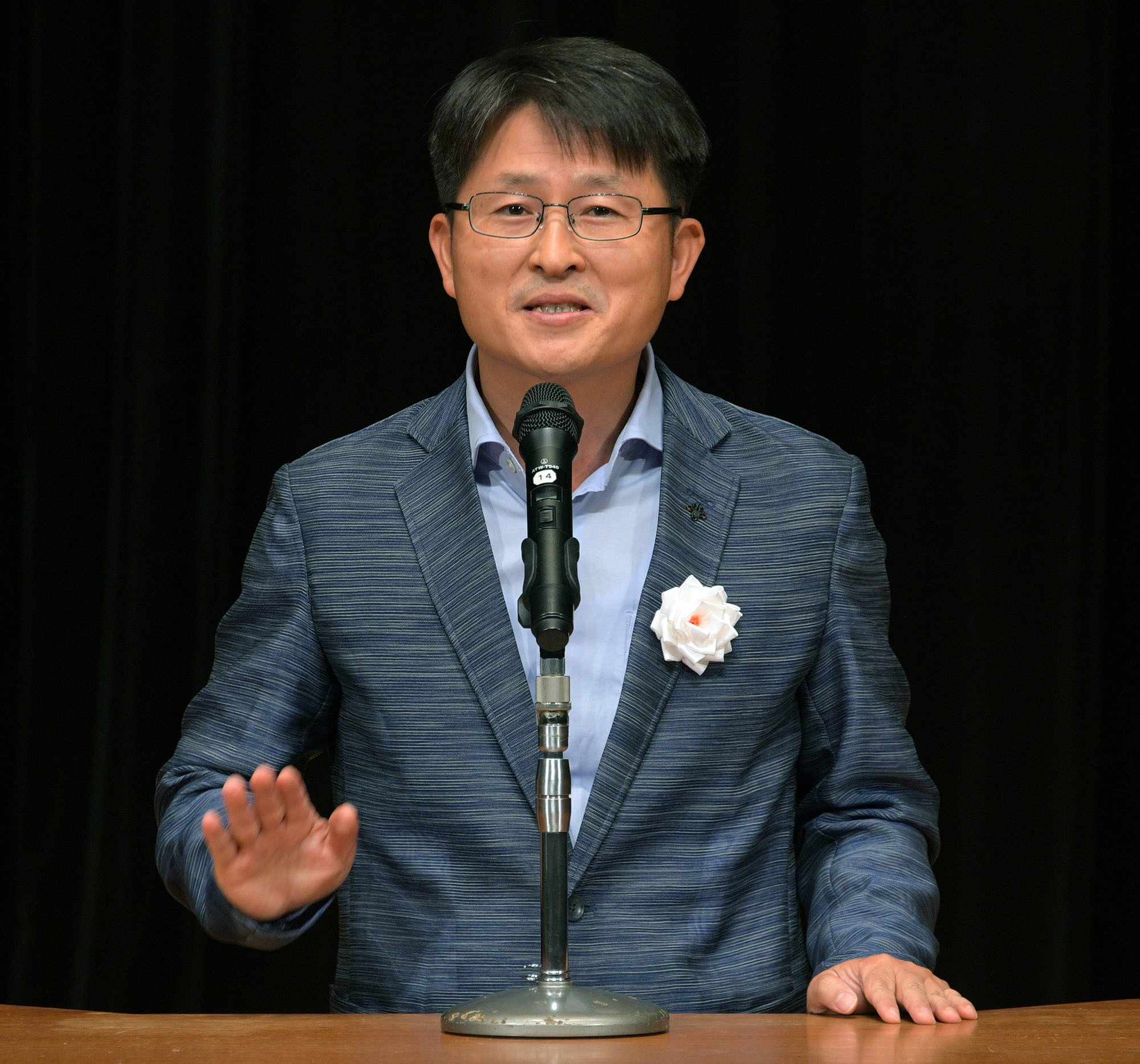 Byungsik Jung of South Korea, winner of the Education Minister’s Prize, deliver speeches at the competition. |   YOSHIAKI MIURA
