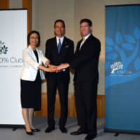 At a press conference photo session during the launch event for 30% Club Japan, Shiseido President and CEO Masahiko Uotani (center) was named chair of the 30% Club while Yoriko Goto (left), board chair of Deloitte Tohmatsu, and Douglas Hymas, country executive managing director at The Bank of New York Mellon, were both named vice chair of the 30% Club. The 30% Club is a global campaign founded in the United Kingdom that aims to achieve a sound gender balance in corporate decision-making bodies. | YOSHIAKI MIURA