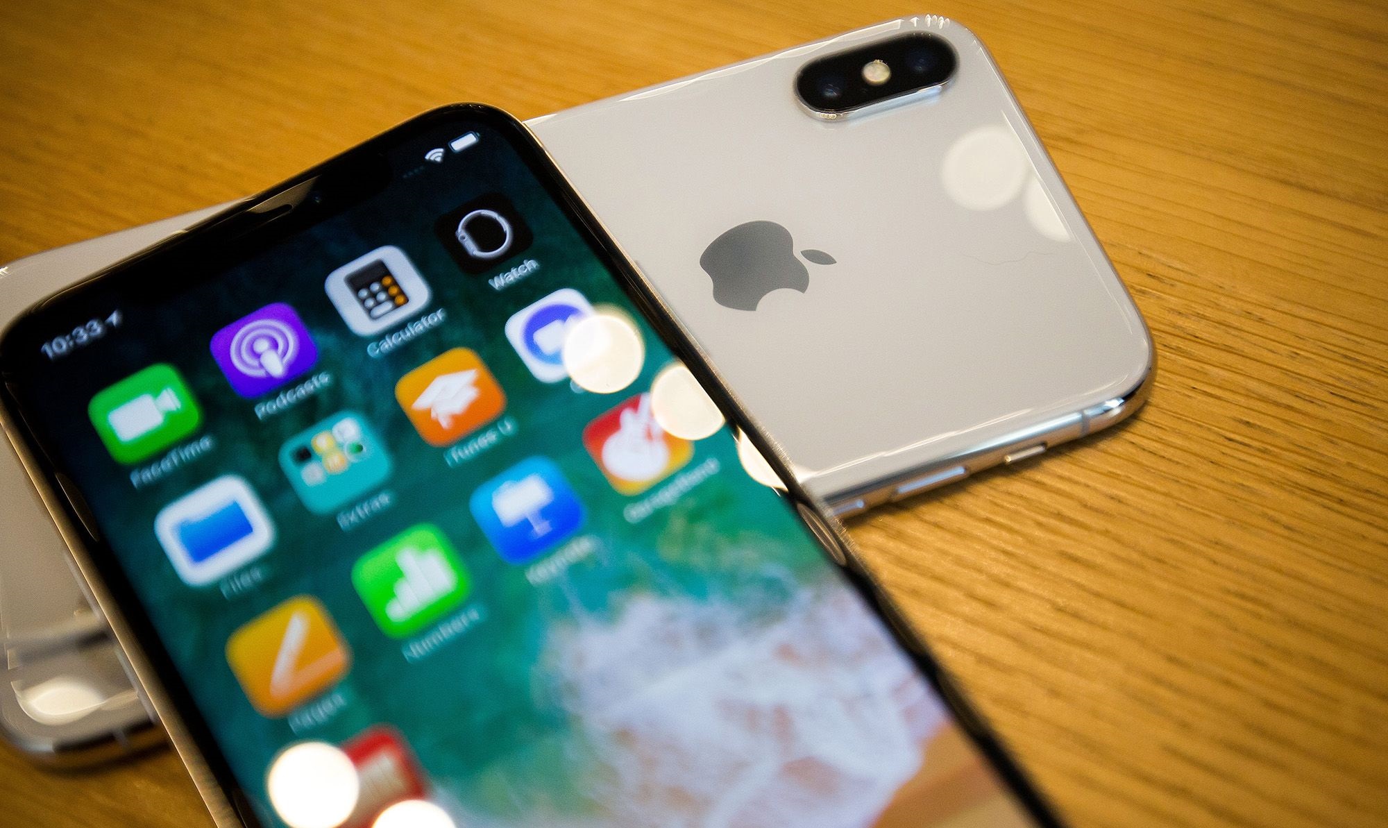Apple is apparently concerned that its iPhones will lose its competitive edge with changes to the discounts mobile carriers can offer. | BLOOMBERG