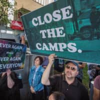 Members of the Jewish community and their supporters hold a \"Jews Say #CloseTheCamps\" protest and vigil to demand an end to the Trump administration\'s detention of migrants, refugees and asylum seekers, outside the Metropolitan Detention Cente in Los Angeles Sunday. | AFP-JIJI