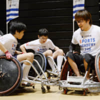 Daisuke Ikezaki, a wheelchair rugby player, introduces Paralympic sports to children in Tokyo in 2016. | KYODO