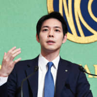 Hokkaido Gov. Naomichi Suzuki has been nicknamed a \"safe driver\" and accused of sticking to the wording prepared by bureaucrats. | HOKKAIDO SHIMBUN