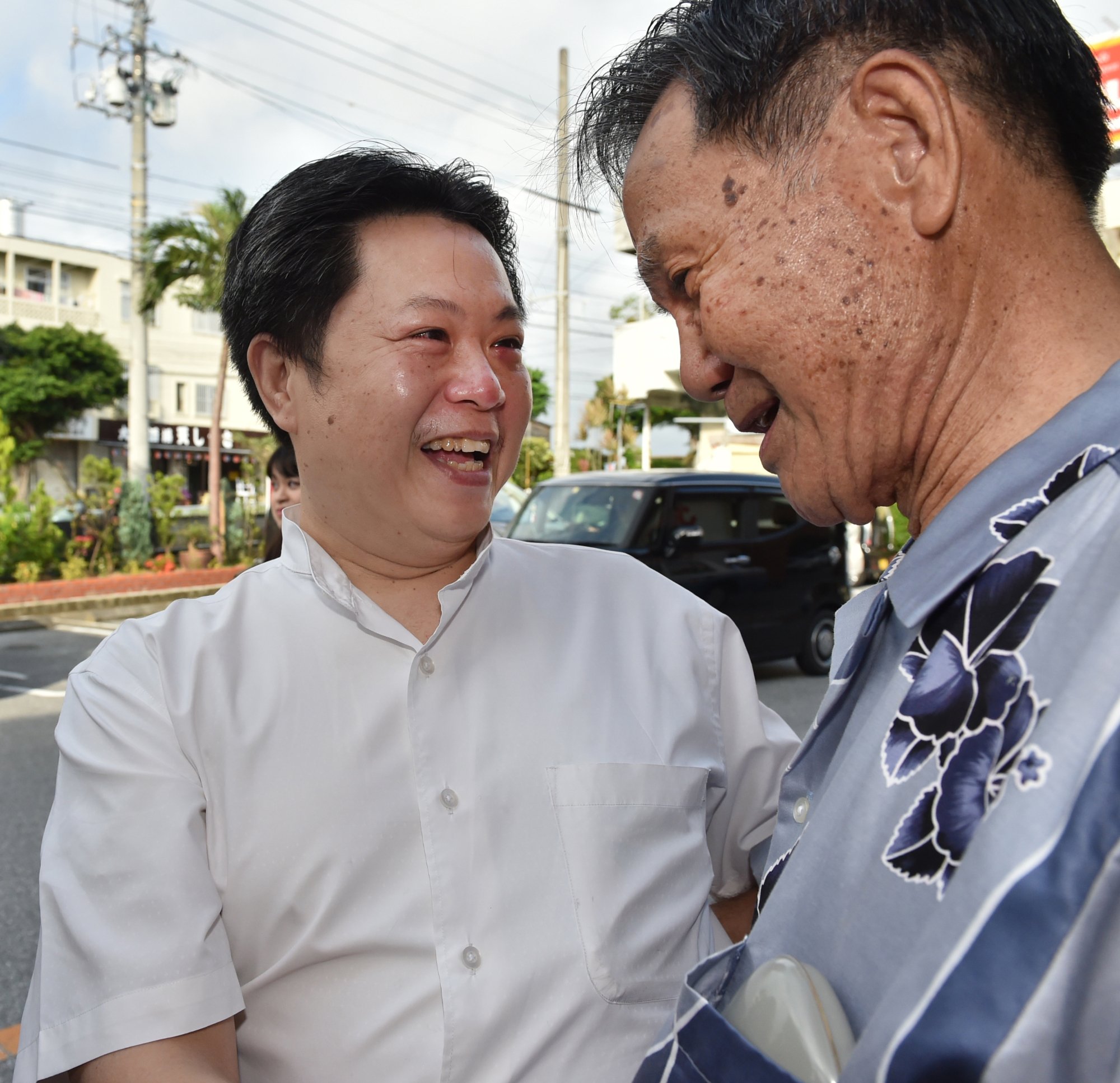 Masakazu Minami (left), a former Vietnamese refugee, meets Gensho Miyagi in Naha, Okinawa Prefecture, on July 13. | THE OKINAWA TIMES