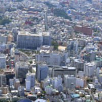 The increasing number of Chinese people in Okinawa Prefecture reflects the rise in the number of tourism-related jobs in the prefecture. | THE OKINAWA TIMES