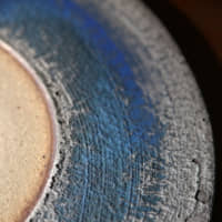 Mesmerizing details: Examining one of Jissei Omine\'s large plates reveals the finely ridged, expressive clay and the piercing blue glaze. You can never tire of looking at a piece like this. | KENGO TARUMI