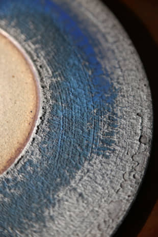 Mesmerizing details: Examining one of Jissei Omine's large plates reveals the finely ridged, expressive clay and the piercing blue glaze. You can never tire of looking at a piece like this. | KENGO TARUMI