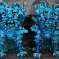 Beware of guard lion-dog: Shīsā (lion-dog) figures crafted by Jissei Omine are highly original. These guardian deities, obligatory on traditional Okinawan houses, normally appear in pairs, their fierce faces believed to scare devils away. | KENGO TARUMI