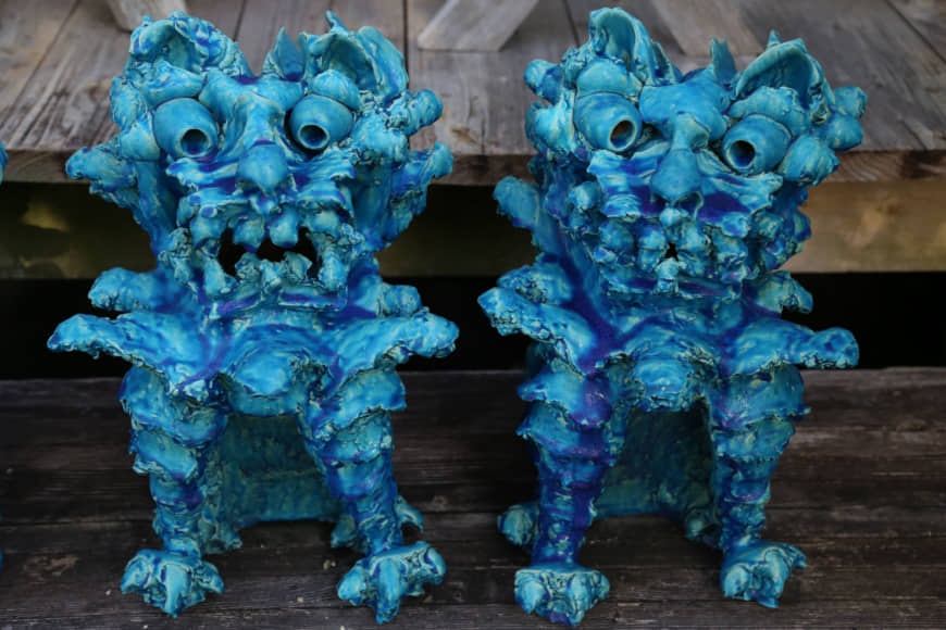 Beware of guard lion-dog: Shīsā (lion-dog) figures crafted by Jissei Omine are highly original. These guardian deities, obligatory on traditional Okinawan houses, normally appear in pairs, their fierce faces believed to scare devils away. | KENGO TARUMI