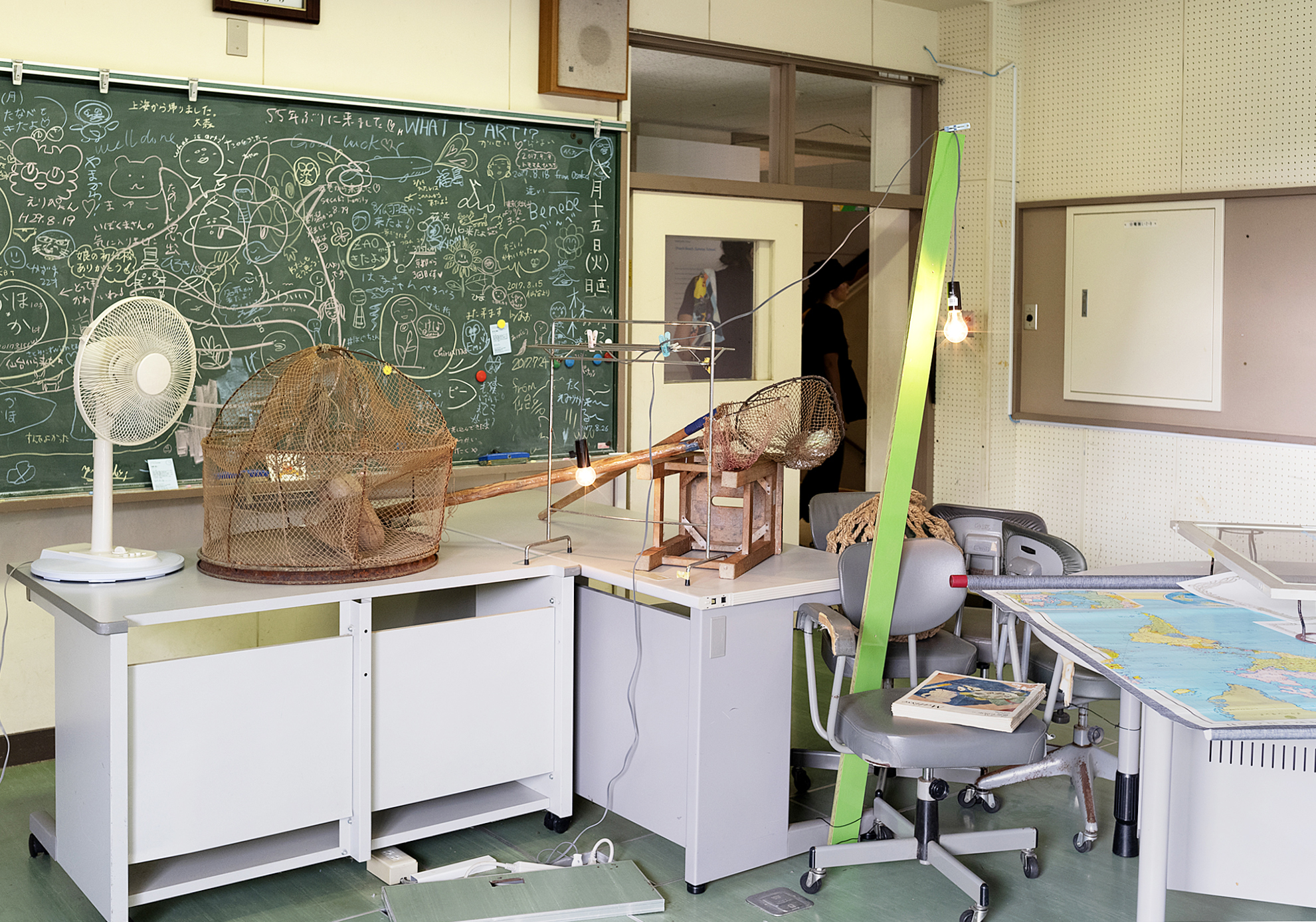 An installation view of Tohru Nakazaki’s “Peach Beach Summer School” at Reborn-Art Festival | JOHN L. TRAN